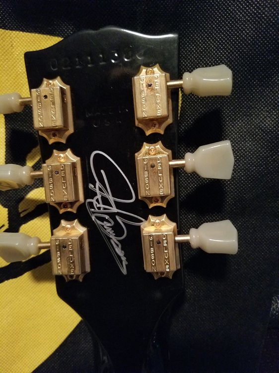 2001 desert burst signed by Joe Bonamassa.jpg