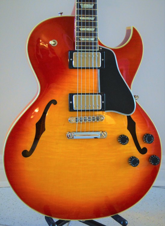 5a81dd2c4f79c_ES-137ClassicGibsonMephis-HeritageCherrySunburst-2003model-Closeup-Neils.thumb.JPG.ff9ef2faaf5710a65af0a45b54d56f56.JPG